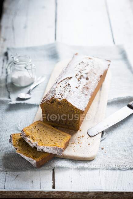 Pumpkin cake with icing sugar, sliced — Stock Photo