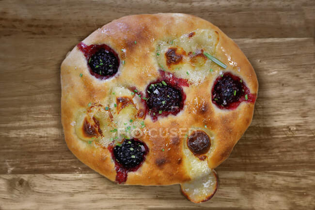 Foccacia with blackberries and goat's cheese — Stock Photo