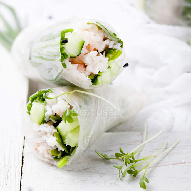 Rouleaux de printemps frais avec crevettes, chair de crabe, concombre et herbes — Photo de stock