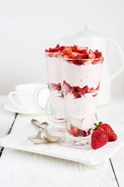 Erdbeer-Quark-Desserts in hohen Gläsern — Stockfoto
