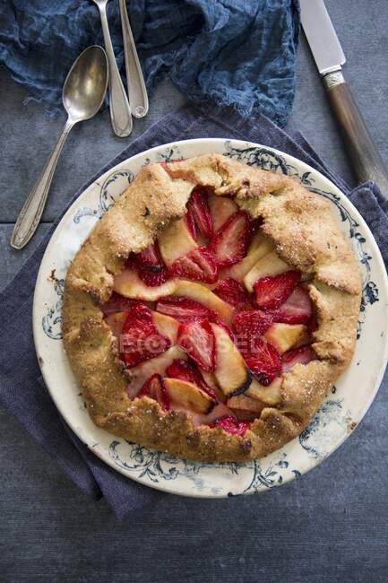 Rustikale Crostata-Torte mit Erdbeeren und Äpfeln — Stockfoto