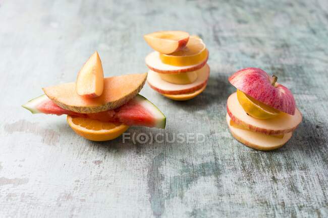 Obststapel mit Apfel, Wassermelone, Zitrone, Orange und Banane auf rustikaler Oberfläche — Stockfoto