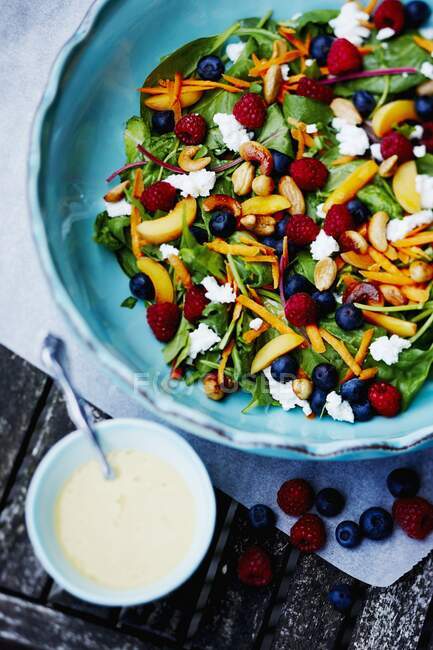 Ein bunter Salat mit Nüssen und Beeren — Stockfoto