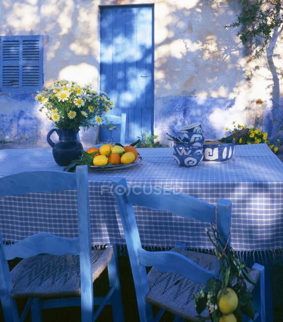 Mesa colocada fora de uma casa no país (verão) — Fotografia de Stock