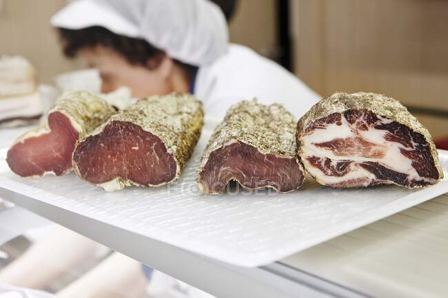 Vari tipi di carne su un banco di carne — Foto stock