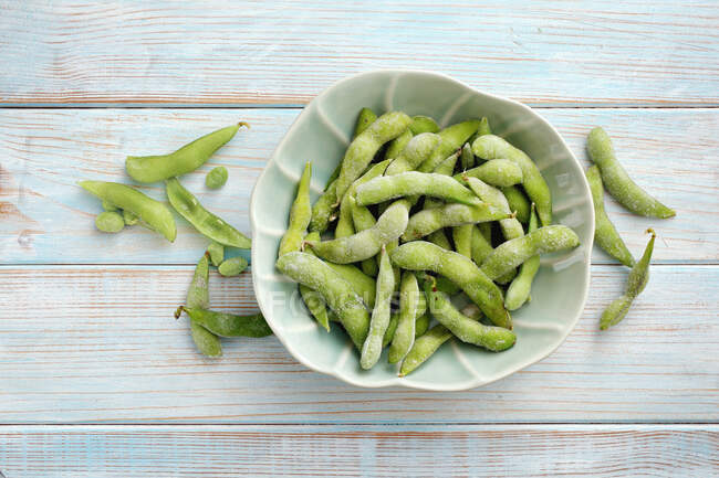 Frozen edamame in a bowl on a wooden background (top view) — Stock Photo