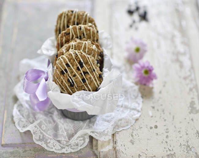 Веганское овсяное и арахисовое печенье с черникой — стоковое фото