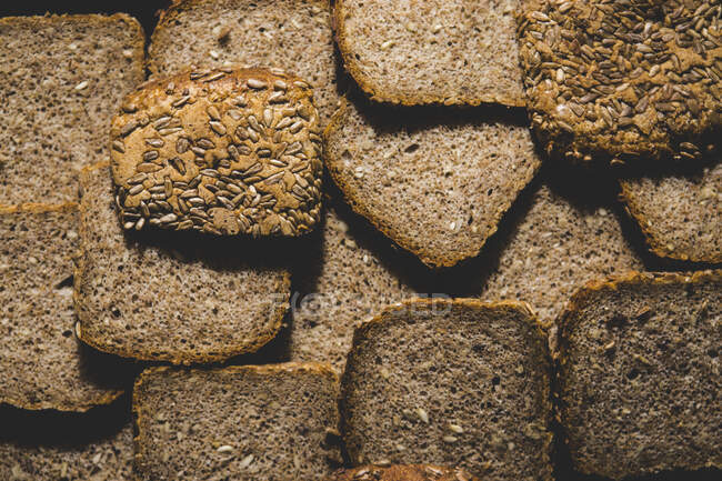 Rebanadas de pan integral con semillas de girasol - foto de stock