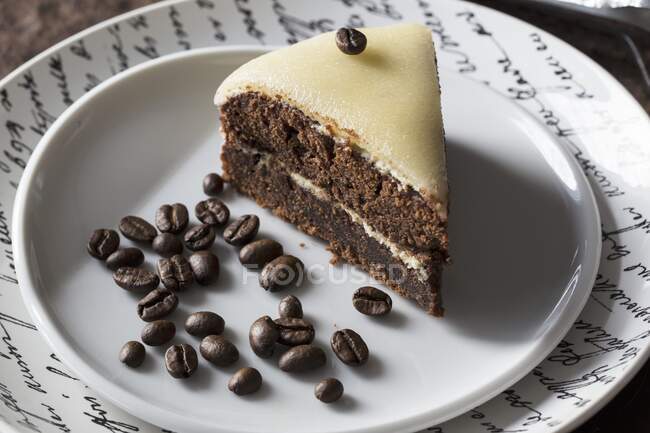 Sahne gefüllte Schokolade und Kaffeekuchen mit Marzipanknödeln — Stockfoto