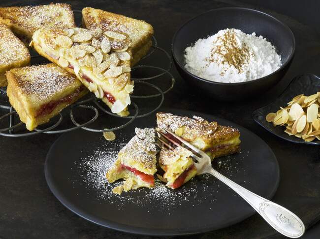 Toast français aux amandes et sucre à la cannelle — Photo de stock