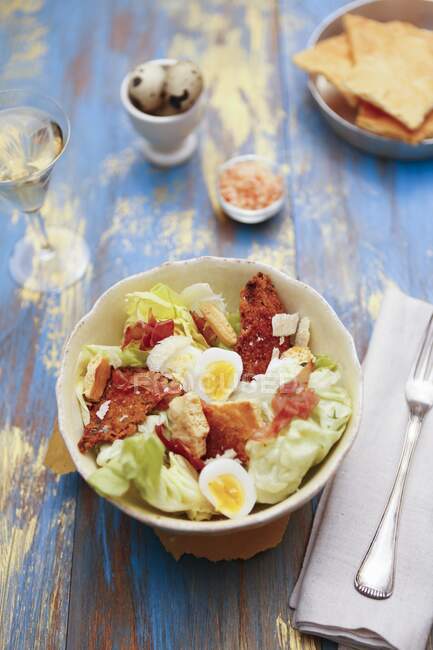 Lettuce salad with boiled eggs, bacon and spicy croutons — Stock Photo