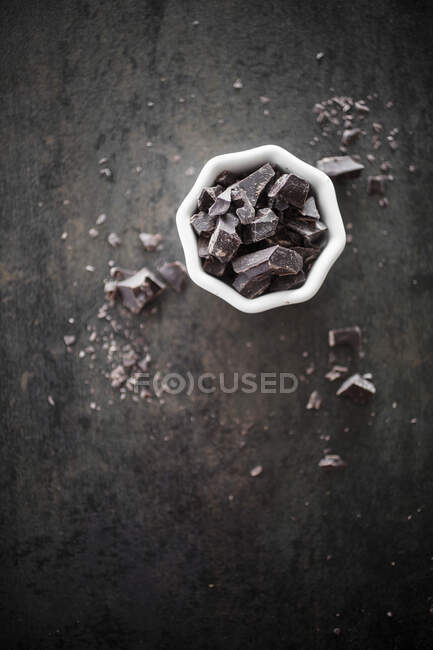 Черно-белые кубики сахара на темном фоне — стоковое фото