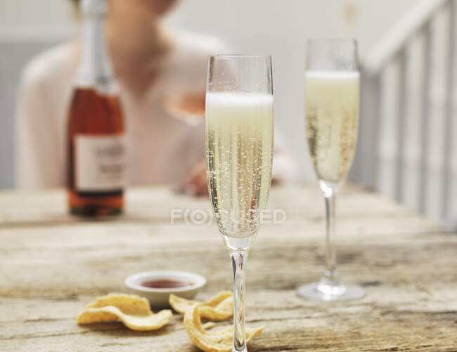 Prosecco in two glasses on a wooden table — Stock Photo