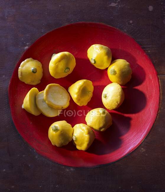 Mini pumpkins (Zimbabwe) in a red wooden bowl — Stock Photo