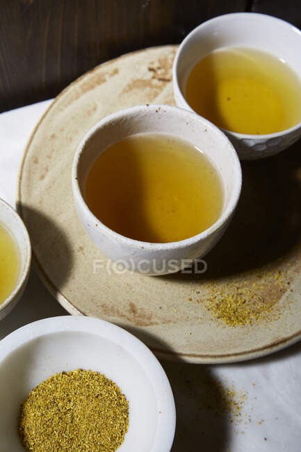 Крупным планом вкусный чай из сушеных грибов в маленьких мисках — стоковое фото