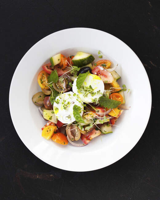 Греческий салат из помидоров с огурцом, фета и красный лук — стоковое фото