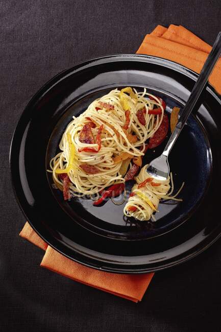 Spaghetti piccanti con peperoncino e chorizo — Foto stock