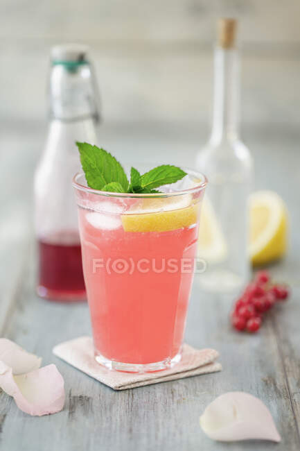 Sharbat (Persian lemonade) with redcurrant syrup, lemon and rose water — Stock Photo
