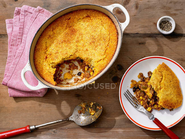 Cornbread Tamale Pie (beef, black beans, corn, green pepper and onion seasoned with chili power and cumin) — Stock Photo