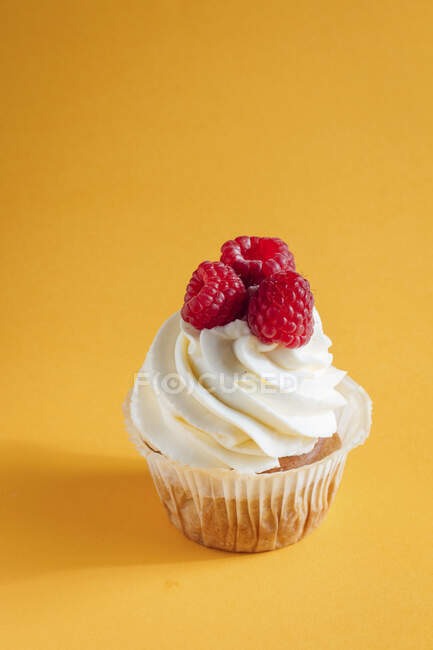Vanille Cupcake mit Beeren — Stockfoto