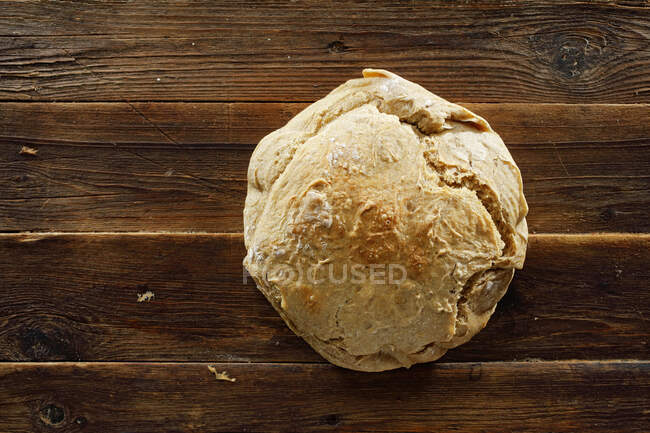 Pan de papa sobre fondo de madera - foto de stock