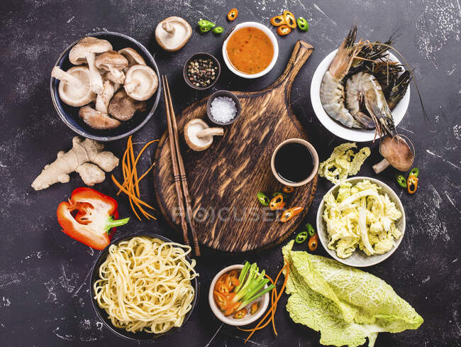 An arrangement of ingredients for an oriental noodle dish with prawns, mushrooms and vegetables — Stock Photo