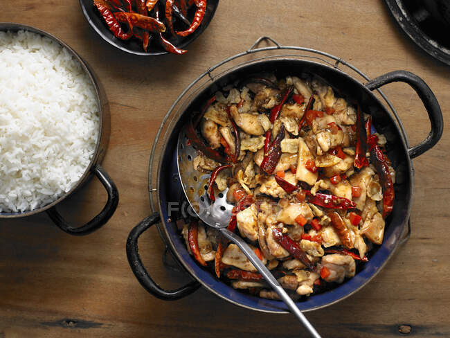 Sichuan Chicken with Whole Dried Red Chiles — Stock Photo