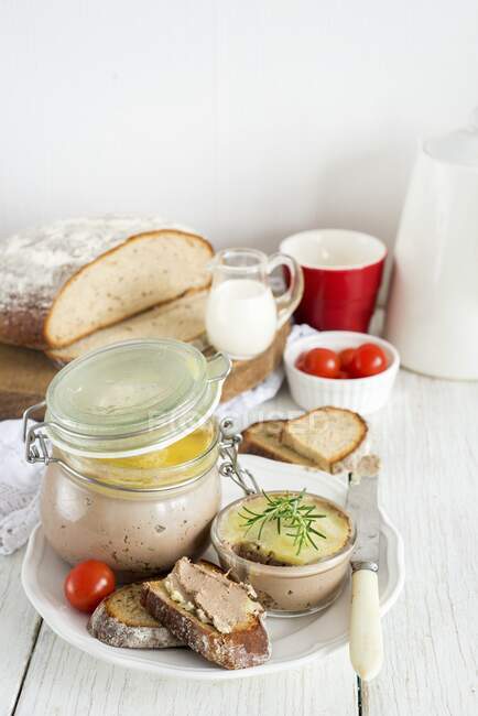 Hausgemachtes Brot mit Gemüse und Kräutern auf Holzgrund — Stockfoto