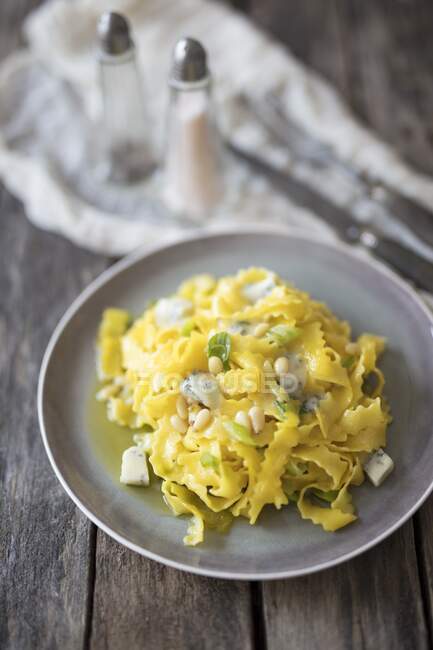 Reginetta con gorgonzola e cipollotti — Foto stock