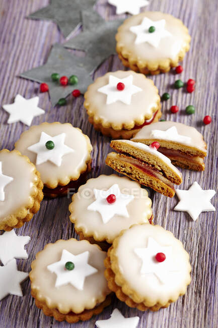 Redcurrant gingerbread with marzipan, almond liqueur and fondant stars — Stock Photo
