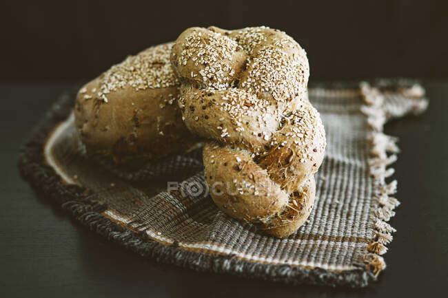 Wholemeal rolls with seeds and whole grains — Stock Photo