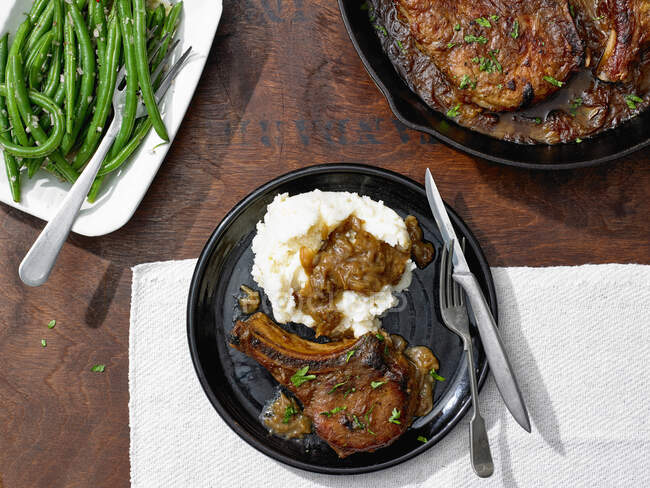 Smothered Bone-In Pork Chops with String Beans — Stock Photo