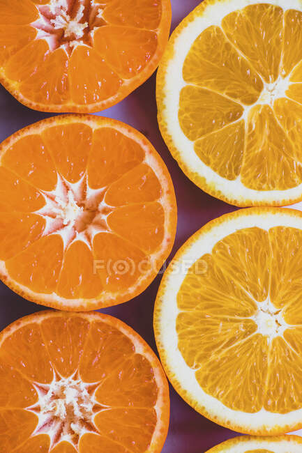 Rebanadas de mandarina y naranja (de borde a borde) - foto de stock