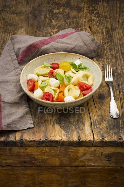 Insalata di tortellini con pomodori, mozzarella e basilico — Foto stock