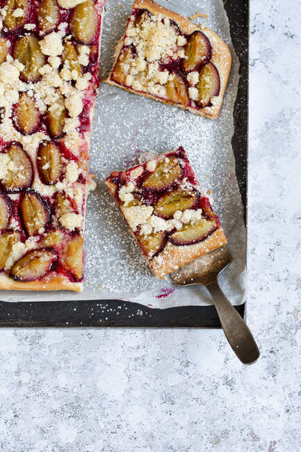 Damson crumble tray bake cake, seen from above — Stock Photo