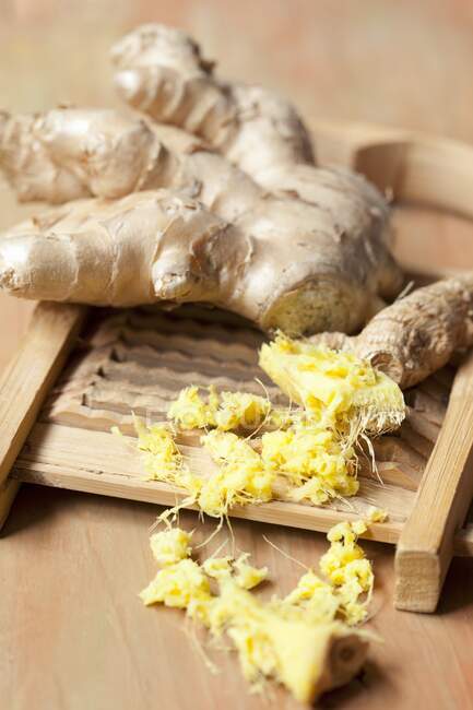 Fresh ginger, partly grated — Stock Photo