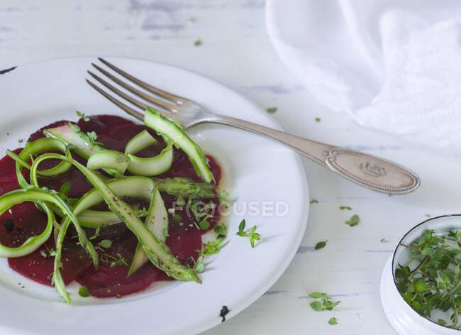 Beetroot carpaccio with green asparagus — Stock Photo