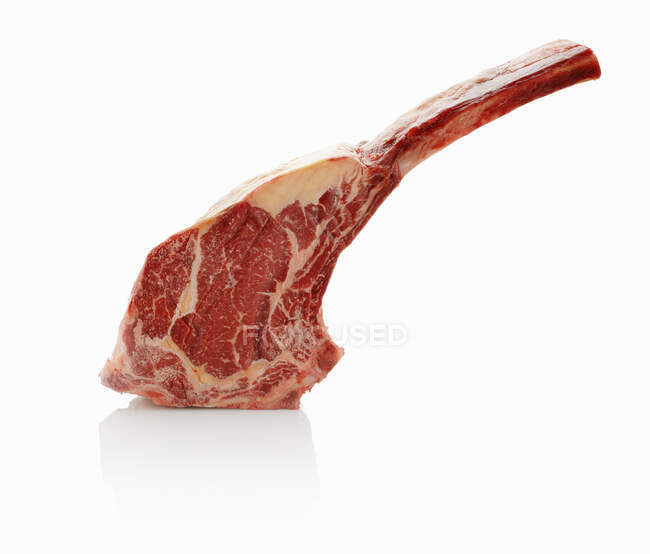 Ein rohes Tomahawk Beef Steak vor weißem Hintergrund — Stockfoto