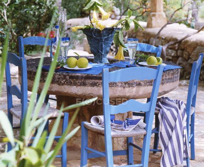Gedeckter Tisch im Freien (Griechenland) — Stockfoto