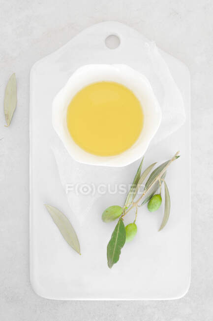 Thé vert frais dans une assiette blanche sur un fond clair — Photo de stock
