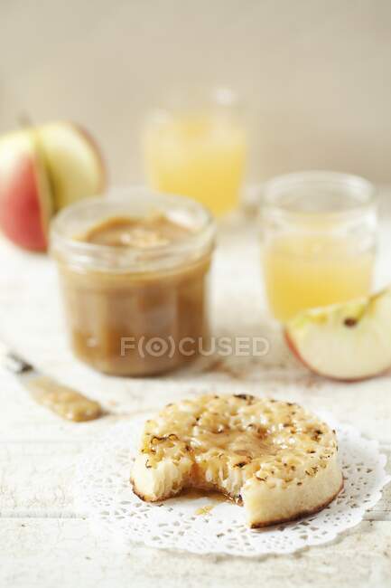 Toasted crumpet spread with caramel — Stock Photo