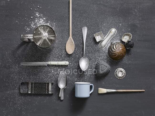 Old baking utensils, top view — Stock Photo