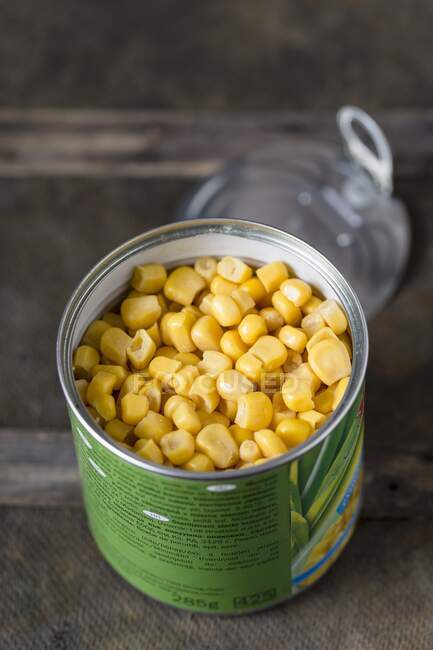 Close-up shot of open can of sweetcorn — Fotografia de Stock