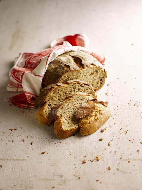 Close-up de delicioso pão cozido em pedra, fatiado — Fotografia de Stock