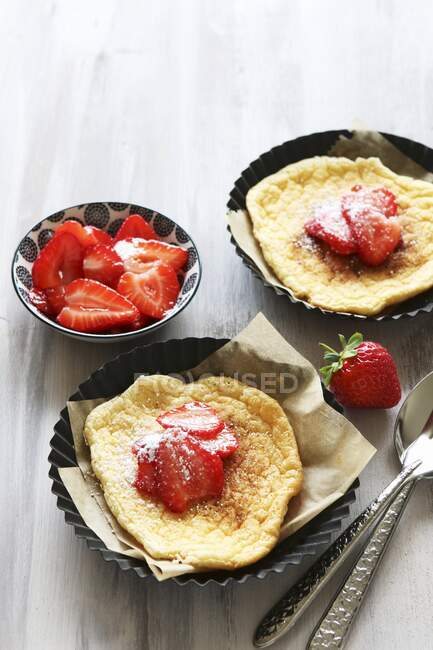 Cloud bread with cinnamon and fresh strawberries in tartlet tins — Stock Photo