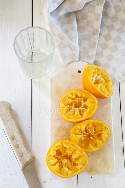 Oranges pressées sur une planche à découper — Photo de stock