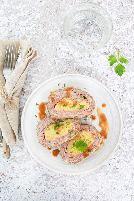 White meatloaf stuffed with ham and mashed potatoes — Stock Photo
