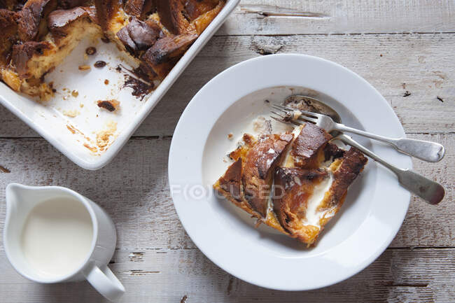 Bread and butter panatonie pudding with ceam — Stock Photo