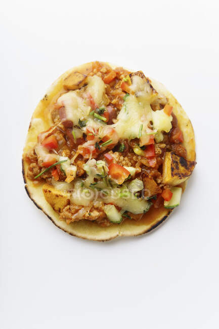 Taco mexicano con chile, batatas a la parrilla y queso rallado sobre fondo blanco - foto de stock