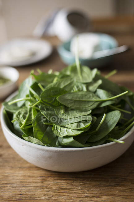 Baby spinach in bowl — Stock Photo